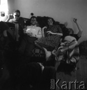 lata 60-te, Warszawa, Polska
Spotkanie towarzyskie w pracowni-mieszkaniu Ireny Jarosińskiej. Na tapczanie m.in. Marian Bogusz (1. z prawej).
Fot. Irena Jarosińska, zbiory Ośrodka KARTA
