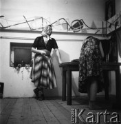 lata 60-te, Warszawa, Polska
Spotkanie towarzyskie w pracowni-mieszkaniu Ireny Jarosińskiej. Przy stole Marian Bogusz (z lewej)
Fot. Irena Jarosińska, zbiory Ośrodka KARTA