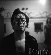 lata 60-te, Warszawa, Polska
Marian Bogusz w czasie spotkania towarzyskiego w pracowni-mieszkaniu Ireny Jarosińskiej
Fot. Irena Jarosińska, zbiory Ośrodka KARTA