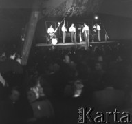 Sierpień 1956, Sopot, Polska
I Ogólnopolski Festiwal Muzyki Jazzowej. Zespół na scenie.
Fot. Irena Jarosińska, zbiory Ośrodka KARTA