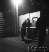 Sierpień 1956, Sopot, Polska
I Ogólnopolski Festiwal Muzyki Jazzowej. Ludzie przed halą koncertową.
Fot. Irena Jarosińska, zbiory Ośrodka KARTA