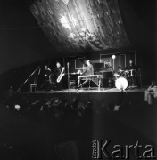 Sierpień 1956, Sopot, Polska
I Ogólnopolski Festiwal Muzyki Jazzowej. Na scenie Sekstet Komedy w składzie: Krzysztof Komeda, Jerzy Milian, Stanisław Pludra, Józef Stolarz, Jan Ptaszyn Wróblewski, Jan Zylber.
Fot. Irena Jarosińska, zbiory Ośrodka KARTA