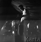 Sierpień 1956, Sopot, Polska
I Ogólnopolski Festiwal Muzyki Jazzowej. Perkusista na scenie.
Fot. Irena Jarosińska, zbiory Ośrodka KARTA