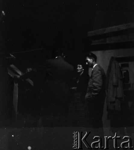 Sierpień 1956, Sopot, Polska
I Ogólnopolski Festiwal Muzyki Jazzowej. Leopold Tyrmand (stoi tyłem) za kulisami.
Fot. Irena Jarosińska, zbiory Ośrodka KARTA