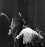 Sierpień 1956, Sopot, Polska
I Ogólnopolski Festiwal Muzyki Jazzowej. Na schodach Leopold Tyrmand (1. z lewej).
Fot. Irena Jarosińska, zbiory Ośrodka KARTA