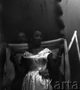 Sierpień 1956, Sopot, Polska
I Ogólnopolski Festiwal Muzyki Jazzowej. Artystka przygotowuje się do występu.
Fot. Irena Jarosińska, zbiory Ośrodka KARTA