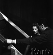 Sierpień 1956, Sopot, Polska
I Ogólnopolski Festiwal Muzyki Jazzowej. Leopold Tyrmand w rozmowie z kobietą.
Fot. Irena Jarosińska, zbiory Ośrodka KARTA