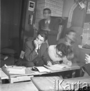 1954-1958, Warszawa, Polska.
Teatr na Tarczyńskiej (ul. Tarczyńska 11). Na zdjęciu Ludwik Hering (stoi), Maria Fabicka oraz ekipa Polskiej Kroniki Filmowej.
Fot. Irena Jarosińska, zbiory Ośrodka Karta.