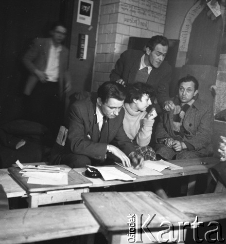 1954-1958, Warszawa, Polska.
Teatr na Tarczyńskiej (ul. Tarczyńska 11). Na zdjęciu Ludwik Hering (stoi), Maria Fabicka oraz ekipa Polskiej Kroniki Filmowej.
Fot. Irena Jarosińska, zbiory Ośrodka Karta.