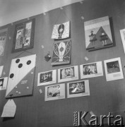 1954-1958, Warszawa, Polska.
Teatr na Tarczyńskiej (ul. Tarczyńska 11). Wystawa plakatów i fotosów ze spektakli teatru.
Fot. Irena Jarosińska, zbiory Ośrodka Karta.