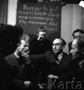 1954-1958, Warszawa, Polska.
Teatr na Tarczyńskiej (ul. Tarczyńska 11). Na zdjęciu na pierwszym planie od lewej Miron Białoszewski i Artur Sandauer, z tyłu Waldemar Andrzej Lach i Ludmiła Murawska. W tle tablica z napisem 