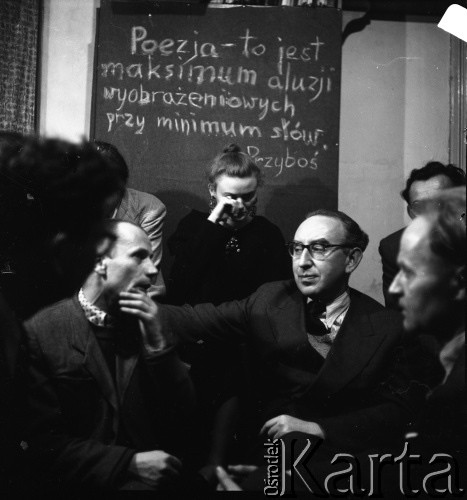 1954-1958, Warszawa, Polska.
Teatr na Tarczyńskiej (ul. Tarczyńska 11). Na zdjęciu na pierwszym planie od lewej Miron Białoszewski i Artur Sandauer, z tyłu Waldemar Andrzej Lach i Ludmiła Murawska. W tle tablica z napisem 