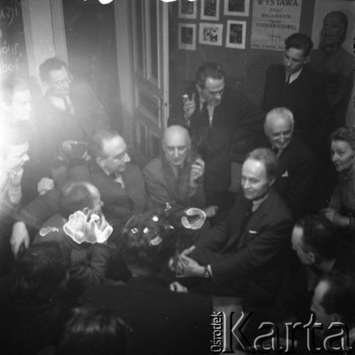 1954-1958, Warszawa, Polska.
Teatr na Tarczyńskiej (ul. Tarczyńska 11).Wśród publiczności Julian Przyboś (z rękami założonymi na kolano),  Henryk Stażewski (z papierosem) oraz  Artur Sandauer (z ręką opartą o krzeszło).
Fot. Irena Jarosińska, zbiory Ośrodka Karta.