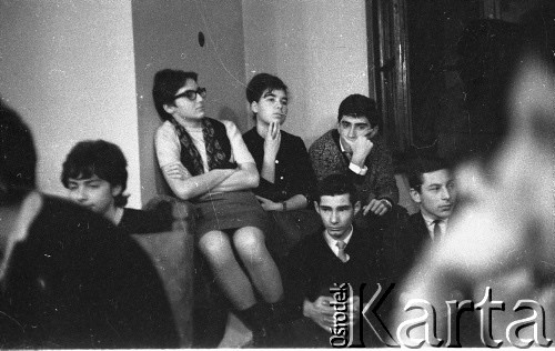 1962, Warszawa, Polska
Spotkanie Klubu Poszukiwaczy Sprzeczności w Staromiejskim Domu Kultury przy ul. Krzywe Koło. Na zdjęciu widoczni od prawej Fredek Łuszczyna,  Edward Harley
Fot. Irena Jarosińska, zbiory Ośrodka KARTA