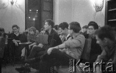 1962, Warszawa, Polska
Spotkanie Klubu Poszukiwaczy Sprzeczności w Staromiejskim Domu Kultury przy ul. Krzywe Koło. Głos w dyskusji zabiera Adam Michnik. Wśród uczestników spotkania od lewej Majka Elczewska, Halina Zachariasz, od prawej w pierwszym rzędzie Seweryn Blumsztajn (1. z prawej), Jan Tomasz Gross (2. z prawej), Klaudiusz Weiss (3. od lewej). W drugim rzędzie 1. od prawej Jozef Blass.
Fot. Irena Jarosińska, zbiory Ośrodka KARTA