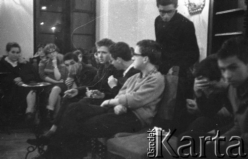 1962, Warszawa, Polska
Spotkanie Klubu Poszukiwaczy Sprzeczności w Staromiejskim Domu Kultury przy ul. Krzywe Koło. Wśród uczestników spotkania od lewej Majka Elczewska, Halina Zachariasz; w pierwszym rzędzie siedzą Seweryn Blumsztajn (1. z prawej), Jan Tomasz Gross (3. z prawej), Klaudiusz Weiss (4. od prawej), Adam Michnik (5. od prawej), Eugeniusz Smolar (6. z prawej)
Fot. Irena Jarosińska, zbiory Ośrodka KARTA