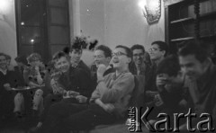 1962, Warszawa, Polska
Spotkanie Klubu Poszukiwaczy Sprzeczności w Staromiejskim Domu Kultury przy ul. Krzywe Koło. Wśród uczestników spotkania w pierwszym rzędzie siedzą Seweryn Blumsztajn (1. z prawej), Jan Tomasz Gross (3. z prawej), Klaudiusz Weiss (4. od prawej), Adam Michnik (5. od prawej). W drugim rzędzie prawdopodobnie Brandwein  (zwrócony do obiektywu), obok niego Józef Blass.
Fot. Irena Jarosińska, zbiory Ośrodka KARTA