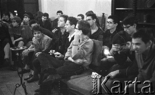 1962, Warszawa, Polska
Spotkanie Klubu Poszukiwaczy Sprzeczności w Staromiejskim Domu Kultury przy ul. Krzywe Koło. Wśród uczestników spotkania w pierwszym rzędzie siedzą Seweryn Blumsztajn (1. z prawej), Jan Tomasz Gross (3. z prawej), Klaudiusz Weiss (4. od prawej), Adam Michnik (5. od prawej), Lusia Holtzman (6. z prawej). W drugim rzędzie od prawej Adam Srebro, Włodzimierz Kofman, Brandwein (prawdopodobnie).
Fot. Irena Jarosińska, zbiory Ośrodka KARTA