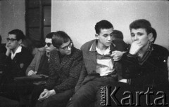 1962, Warszawa, Polska
Spotkanie Klubu Poszukiwaczy Sprzeczności w Staromiejskim Domu Kultury przy ul. Krzywe Koło. Wśród uczestników od lewej Marek Kirszenbaum, Marek Borowski, NN, Andrzej Rapaczyński, Bronisław Drozdowicz
Fot. Irena Jarosińska, zbiory Ośrodka KARTA