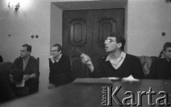 1962, Warszawa, Polska
Spotkanie Klubu Poszukiwaczy Sprzeczności w Staromiejskim Domu Kultury przy ul. Krzywe Koło. Głos zabiera Aleksander Perski. Przy drzwiach po lewej siedzi Stanisław Manturzewski i Jacek Kuroń
Fot. Irena Jarosińska, zbiory Ośrodka KARTA