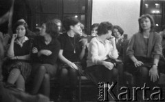 1962, Warszawa, Polska
Spotkanie Klubu Poszukiwaczy Sprzeczności w Staromiejskim Domu Kultury przy ul. Krzywe Koło. Wśród uczestników od prawej: NN, Ewa Zarzycka
Fot. Irena Jarosińska, zbiory Ośrodka KARTA