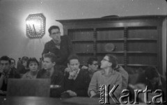 1962, Warszawa, Polska
Spotkanie Klubu Poszukiwaczy Sprzeczności w Staromiejskim Domu Kultury przy ul. Krzywe Koło. Wśród uczestników spotkania Jan Tomasz Gross (2. z prawej), Klaudiusz Weiss (3. z prawej), Adam Michnik (4. od prawej), Lusia Holtzman (5. z prawej), Eugeniusz Smolar (6. z prawej). Głos w dyskusji zabiera Brandwein.
Fot. Irena Jarosińska, zbiory Ośrodka KARTA