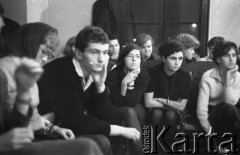 1962, Warszawa, Polska
Spotkanie Klubu Poszukiwaczy Sprzeczności w Staromiejskim Domu Kultury przy ul. Krzywe Koło. Wśród uczestników: Włodzimierz Rabinowicz (1. od lewej), Ewa Zarzycka (1. od prawej), obok niej w rzędzie z tylu Julia Jurys
Fot. Irena Jarosińska, zbiory Ośrodka KARTA