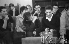 1962, Warszawa, Polska
Spotkanie Klubu Poszukiwaczy Sprzeczności w Staromiejskim Domu Kultury przy ul. Krzywe Koło. Wśród uczestników spotkania Eugeniusz Smolar (1. z lewej), Lusia Holtzman (2. z lewej), Adam Michnik (3. od prawej), Klaudiusz Weiss (1. z lewej). W drugim rzędzie za A. Michnikiem - Brandwein, przy nim Józef Blass.
Fot. Irena Jarosińska, zbiory Ośrodka KARTA