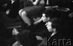 1962, Warszawa, Polska
Spotkanie Klubu Poszukiwaczy Sprzeczności w Staromiejskim Domu Kultury przy ul. Krzywe Koło. Wśród uczestników m.in. Edward Harley
Fot. Irena Jarosińska, zbiory Ośrodka KARTA