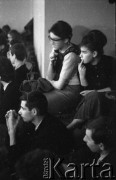1962, Warszawa, Polska
Spotkanie Klubu Poszukiwaczy Sprzeczności w Staromiejskim Domu Kultury przy ul. Krzywe Koło. Wśród uczestników m.in. Edward Harley
Fot. Irena Jarosińska, zbiory Ośrodka KARTA