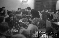 1962, Warszawa, Polska
Spotkanie Klubu Poszukiwaczy Sprzeczności w Staromiejskim Domu Kultury przy ul. Krzywe Koło. Włodzimierz Rabinowicz stojąc rozmawia z Majką Elczewską
Fot. Irena Jarosińska, zbiory Ośrodka KARTA