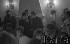 1962, Warszawa, Polska
Spotkanie Klubu Poszukiwaczy Sprzeczności w Staromiejskim Domu Kultury przy ul. Krzywe Koło. 
Fot. Irena Jarosińska, zbiory Ośrodka KARTA