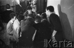 1962, Warszawa, Polska
Spotkanie Klubu Poszukiwaczy Sprzeczności w Staromiejskim Domu Kultury przy ul. Krzywe Koło. 
Fot. Irena Jarosińska, zbiory Ośrodka KARTA