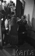 1962, Warszawa, Polska
Spotkanie Klubu Poszukiwaczy Sprzeczności w Staromiejskim Domu Kultury przy ul. Krzywe Koło. Na schodach Jacek Kuroń z żoną Gajką (Grażyna Kuroń).
Fot. Irena Jarosińska, zbiory Ośrodka KARTA