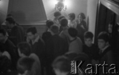 1962, Warszawa, Polska
Spotkanie Klubu Poszukiwaczy Sprzeczności w Staromiejskim Domu Kultury przy ul. Krzywe Koło. 
Fot. Irena Jarosińska, zbiory Ośrodka KARTA