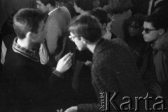 1962, Warszawa, Polska
Spotkanie Klubu Poszukiwaczy Sprzeczności w Staromiejskim Domu Kultury przy ul. Krzywe Koło. Wśród uczestników m.in. Marek Borowski (w ciemnych okularach)
Fot. Irena Jarosińska, zbiory Ośrodka KARTA