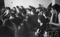 1962, Warszawa, Polska
Spotkanie Klubu Poszukiwaczy Sprzeczności w Staromiejskim Domu Kultury przy ul. Krzywe Koło. 
Fot. Irena Jarosińska, zbiory Ośrodka KARTA