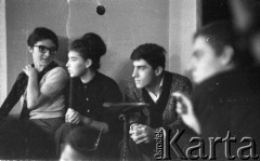 1962, Warszawa, Polska
Spotkanie Klubu Poszukiwaczy Sprzeczności w Staromiejskim Domu Kultury przy ul. Krzywe Koło. 
Fot. Irena Jarosińska, zbiory Ośrodka KARTA