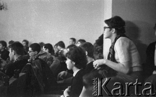 1962, Warszawa, Polska
Spotkanie Klubu Poszukiwaczy Sprzeczności w Staromiejskim Domu Kultury przy ul. Krzywe Koło. 
Fot. Irena Jarosińska, zbiory Ośrodka KARTA