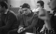 1962, Warszawa, Polska
Spotkanie Klubu Poszukiwaczy Sprzeczności w Staromiejskim Domu Kultury przy ul. Krzywe Koło.  W pierwszym rzędzie Józef Blass; w głębi Grażyna Kuroń (Gajka).
Fot. Irena Jarosińska, zbiory Ośrodka KARTA