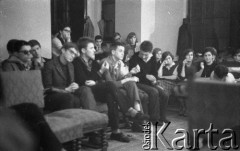 1962, Warszawa, Polska
Spotkanie Klubu Poszukiwaczy Sprzeczności w Staromiejskim Domu Kultury przy ul. Krzywe Koło. Wśród uczestników m.in. (od lewej w 1. rzędzie) Marek Borowski, NN, Andrzej Rapaczyński, Bronisław Drozdowicz
Fot. Irena Jarosińska, zbiory Ośrodka KARTA