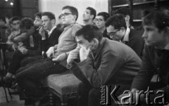 1962, Warszawa, Polska
Spotkanie Klubu Poszukiwaczy Sprzeczności w Staromiejskim Domu Kultury przy ul. Krzywe Koło. Wśród uczestników spotkania w pierwszym rzędzie siedzą Seweryn Blumsztajn (2. z prawej w 1. rzędzie), Aleksander Smolar (3. od prawej w 2. rzędzie), Jan Tomasz Gross (4. z prawej w 1. rzędzie), Klaudiusz Weiss (5. od prawej  w 1. rzędzie), Adam Michnik (6. od prawej  w 1. rzędzie). 
Fot. Irena Jarosińska, zbiory Ośrodka KARTA