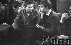 1962, Warszawa, Polska
Spotkanie Klubu Poszukiwaczy Sprzeczności w Staromiejskim Domu Kultury przy ul. Krzywe Koło. Wśród uczestników Seweryn Blumsztajn (1. od lewej)
Fot. Irena Jarosińska, zbiory Ośrodka KARTA