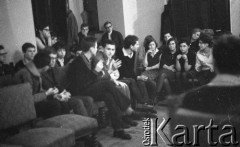 1962, Warszawa, Polska
Spotkanie Klubu Poszukiwaczy Sprzeczności w Staromiejskim Domu Kultury przy ul. Krzywe Koło. Wśród uczestników m.in. (od lewej w 1. rzędzie) Marek Borowski, NN, Andrzej Rapaczyński, Bronisław Drozdowicz
Fot. Irena Jarosińska, zbiory Ośrodka KARTA