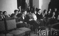 1962, Warszawa, Polska
Spotkanie Klubu Poszukiwaczy Sprzeczności w Staromiejskim Domu Kultury przy ul. Krzywe Koło. Wśród uczestników m.in. (od lewej w 1. rzędzie) Marek Borowski, NN, Andrzej Rapaczyński, Bronisław Drozdowicz
Fot. Irena Jarosińska, zbiory Ośrodka KARTA