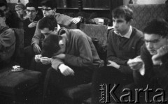 1962, Warszawa, Polska
Spotkanie Klubu Poszukiwaczy Sprzeczności w Staromiejskim Domu Kultury przy ul. Krzywe Koło. Wśród uczestników (od lewej w 2. rzędzie): Józef Blass, Włodzimierz Kofman
Fot. Irena Jarosińska, zbiory Ośrodka KARTA