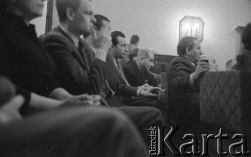 22.01.1959, Warszawa, Polska
Spotkanie Klubu Krzywego Koła w Staromiejskim Domu Kultury. Tematem dyskusji była polityka kulturalna po XII Plenum PZPR. Wśród uczestników Stanisław Jerzy Lec (w głębi, 2. od prawej).
Fot. Irena Jarosińska, zbiory Ośrodka KARTA