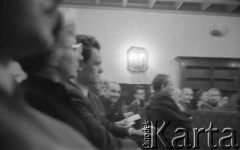 22.01.1959, Warszawa, Polska
Spotkanie Klubu Krzywego Koła w Staromiejskim Domu Kultury. Tematem dyskusji była polityka kulturalna po XII Plenum PZPR. Wśród uczestników Stanisław Jerzy Lec (w głębi, patrzy w obiektyw, 2. od prawej).
Fot. Irena Jarosińska, zbiory Ośrodka KARTA