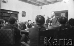 22.01.1959, Warszawa, Polska
Spotkanie Klubu Krzywego Koła w Staromiejskim Domu Kultury. Tematem dyskusji była polityka kulturalna po XII Plenum PZPR. Przemawia Adam Schaff.
Fot. Irena Jarosińska, zbiory Ośrodka KARTA