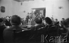 22.01.1959, Warszawa, Polska
Spotkanie Klubu Krzywego Koła w Staromiejskim Domu Kultury. Tematem dyskusji była polityka kulturalna po XII Plenum PZPR. Przemawia Adam Schaff.
Fot. Irena Jarosińska, zbiory Ośrodka KARTA